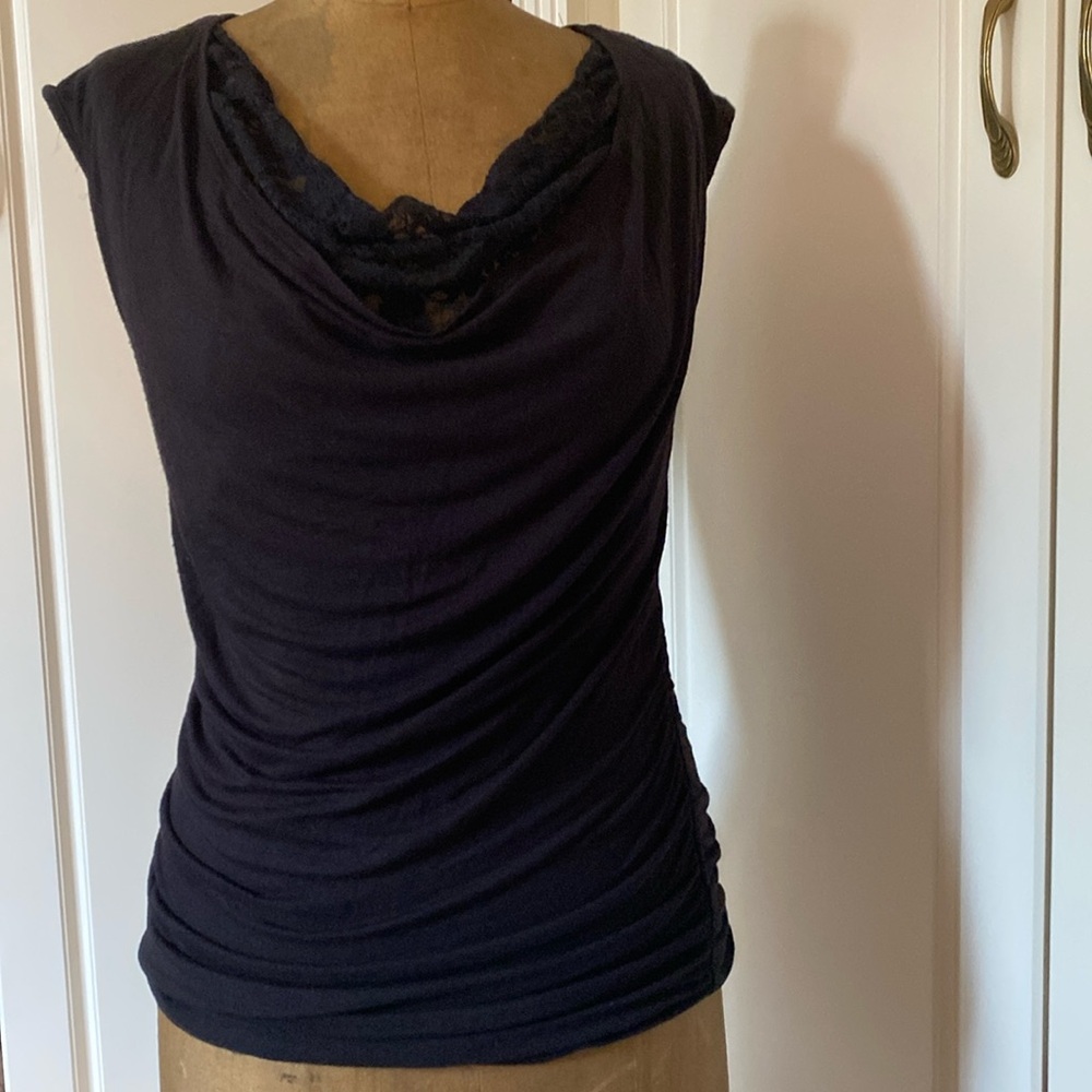 RED HAUTE SUPER FLATTERING SLEEVELESS TOP SIZE L .